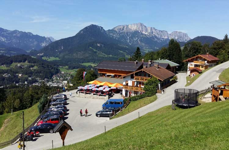 Sonnenterrasse mit Sonnenschirmen und Blick in den Talkessel