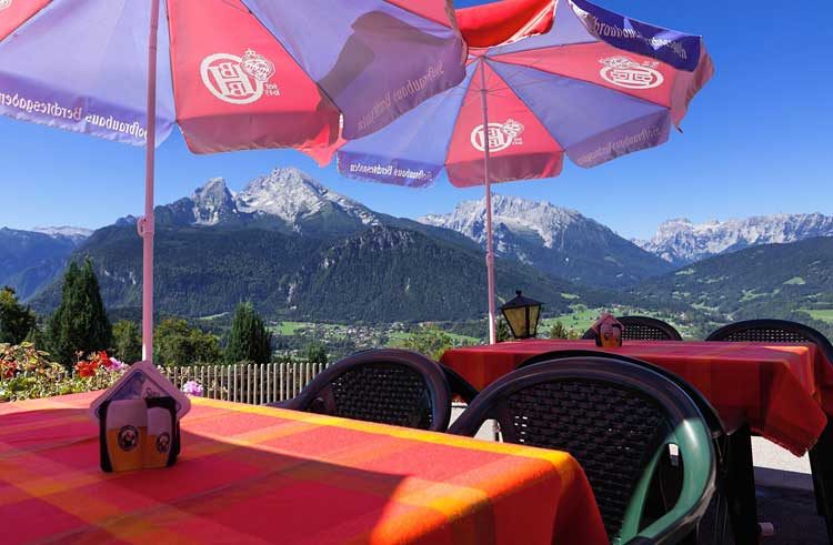 Haus mit Parkplatz und Bergkulisse