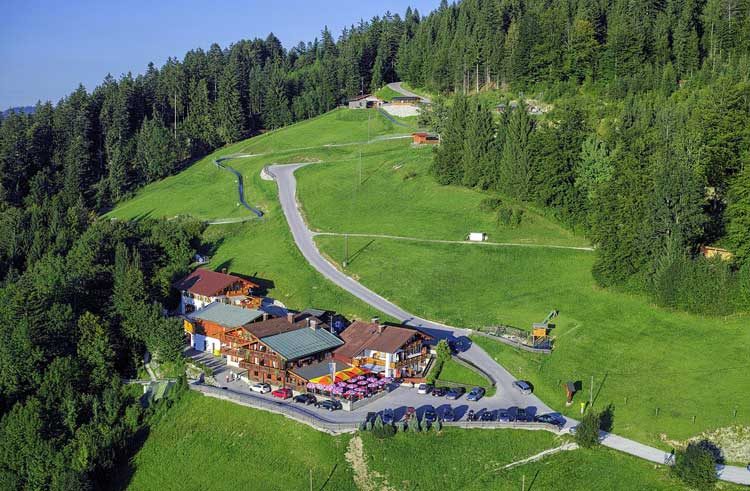 Luftbild des Hauses mit Sommerrodelbahn und Wiesen