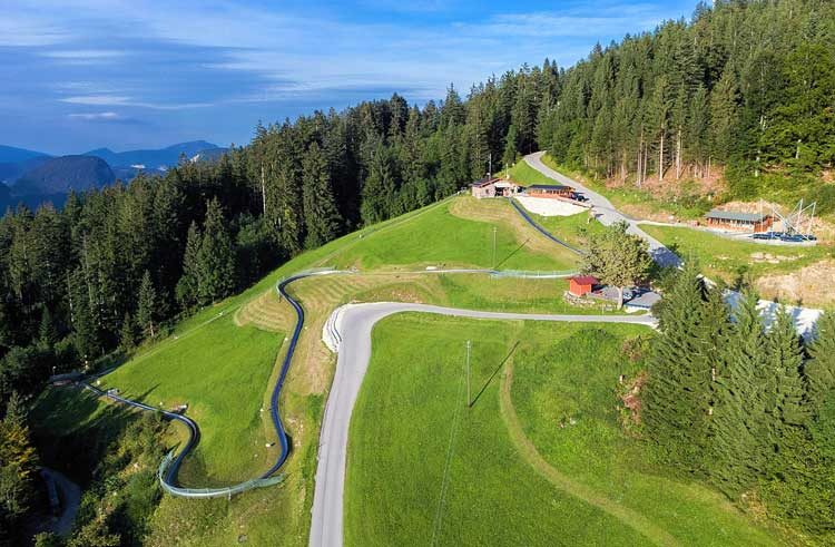 Blick auf das Gasthaus und die umgebenden Berge