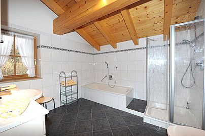 Ferienwohnung – Badezimmer
