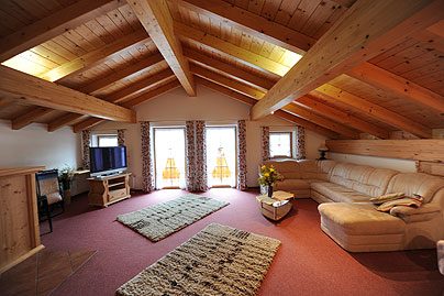 Wohnbereich einer Ferienwohnung mit Sitzecke und Essecke