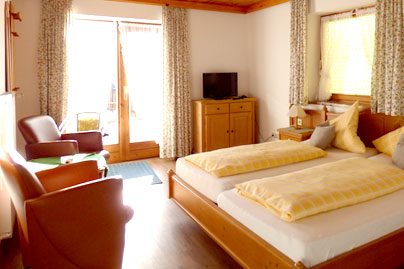 Gästezimmer 4 – Terrasse und Sitzgelegenheit