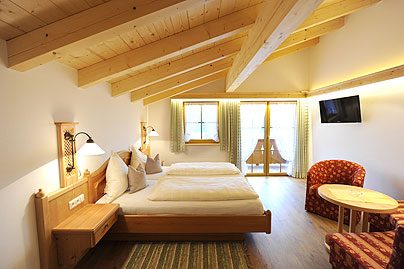 Komfortzimmer mit Doppelbett, Dachschräge und Sitzgelegenheit
