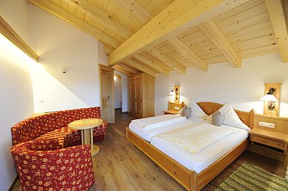 Weiteres Komfort-Doppelzimmer mit Dachschräge und Fensterfront