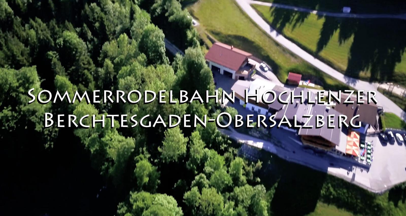Vorschaubild des Sommerrodelbahn-Videos mit der Aufschrift Sommerrodelbahn Hochlenzer Berchtesgaden-Obersalzberg